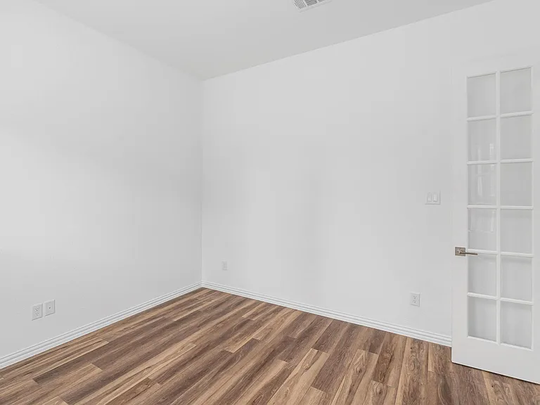 908 Utica Dr — Photo 14