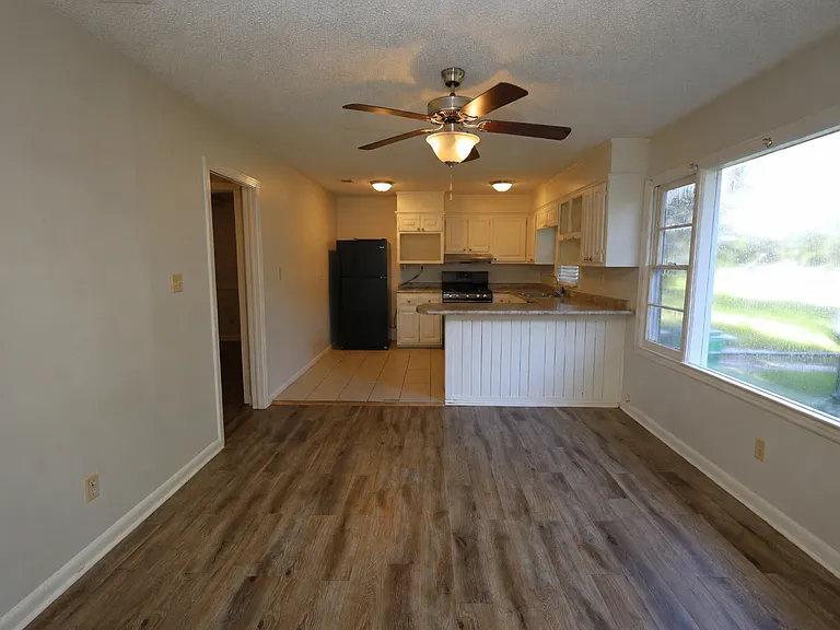 818 Stillwater Dr — Photo 3