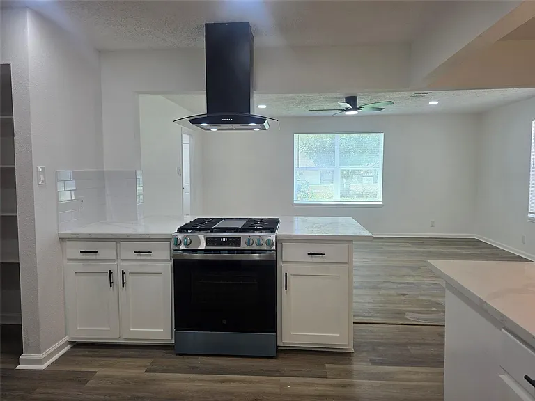 5102 Avenue L — Photo 11