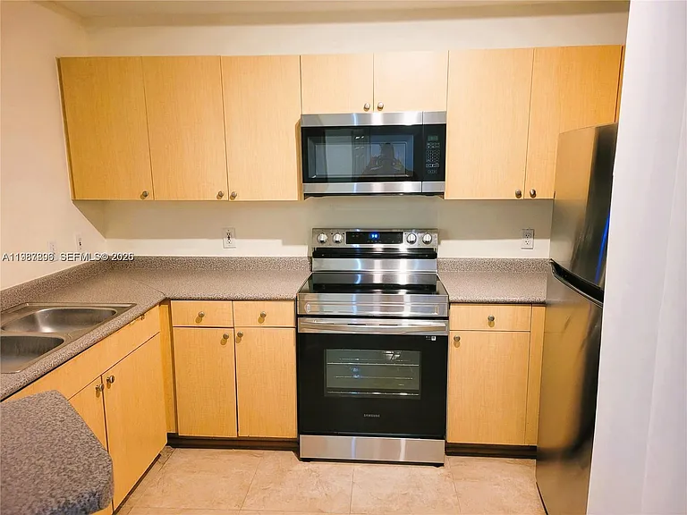 1919 Van Buren St #111A — Photo 2