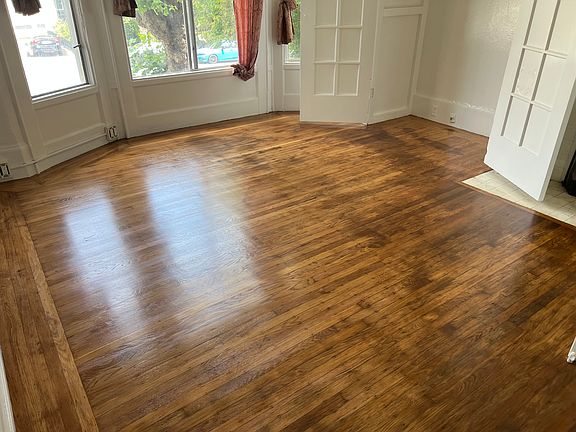 Beautifully newly varnished Oak Hardwood Floors :)