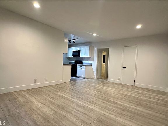 3rd image of 14222 Calvert St APT 3