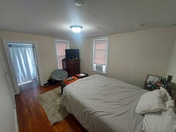 5th image of 324 E 5th St