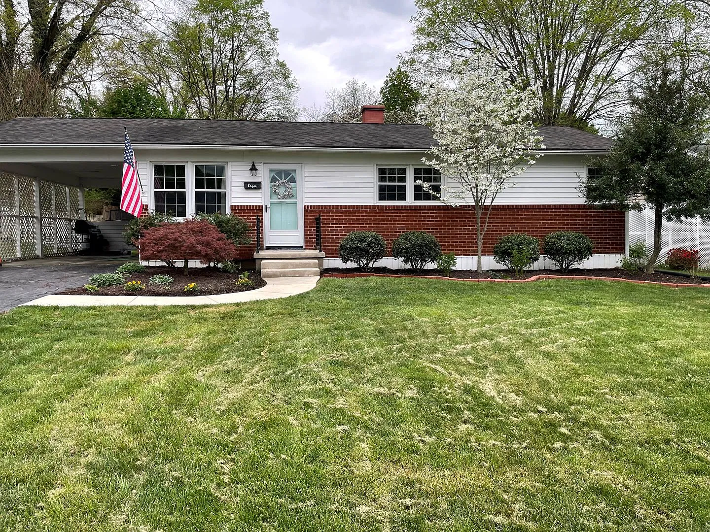 Sweet 3 BR, 1Ba home on quiet street in town — Photo 1