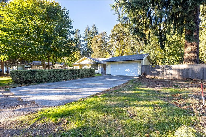 3rd image of 1601 Sunset Way