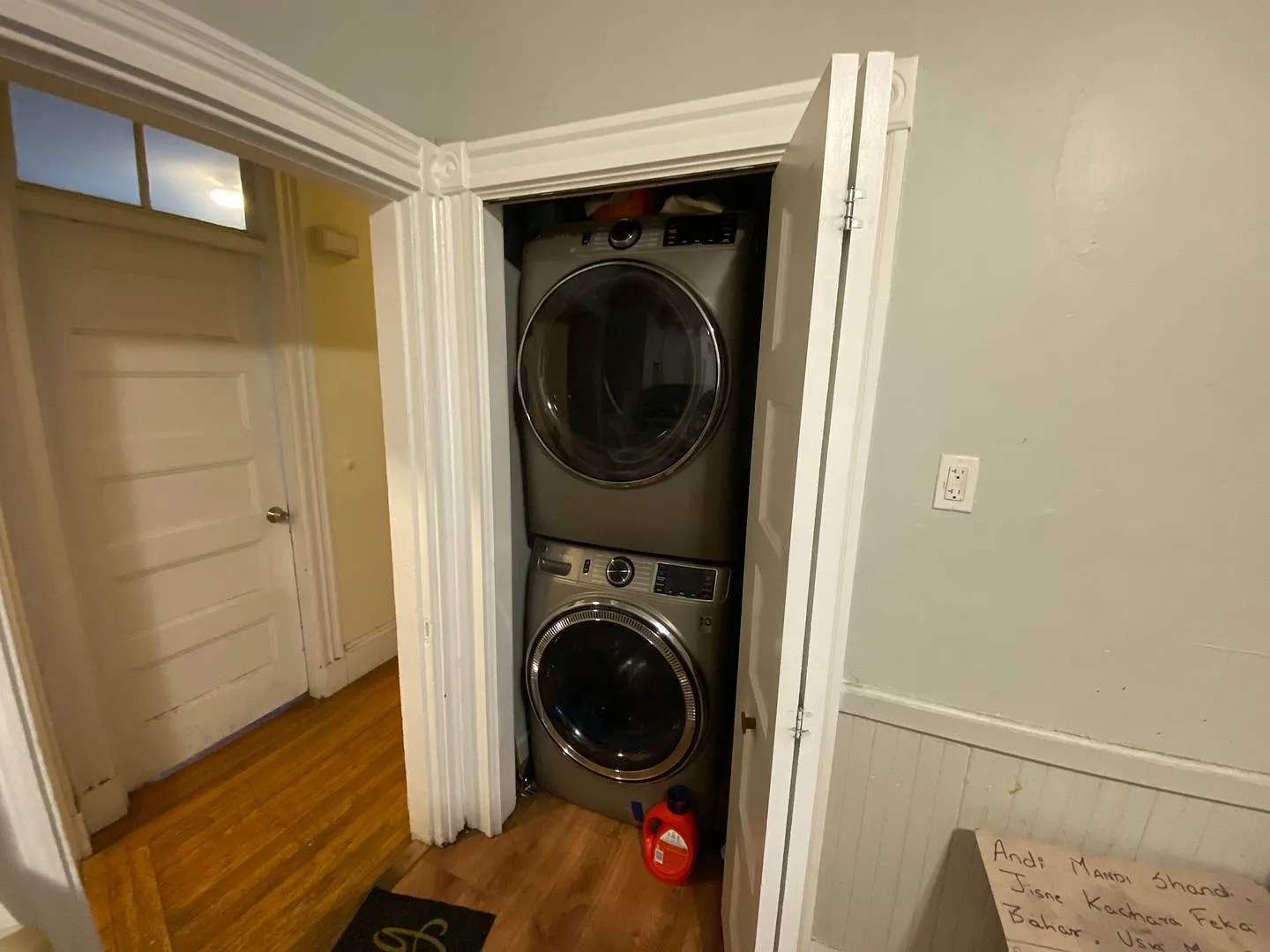 No brokers Fee, In-Unit Washer and Dryer, Eat-in Kitchen — Photo 2