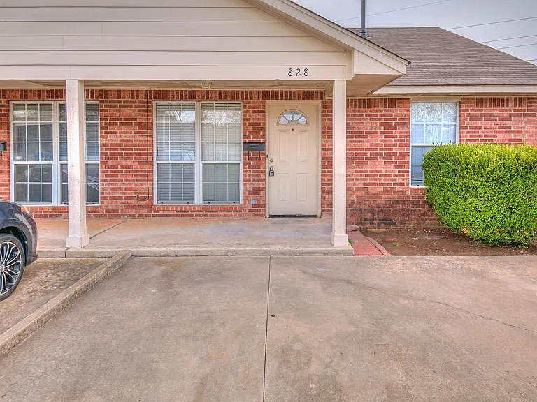 828 Russell Cir #828 — Photo 1