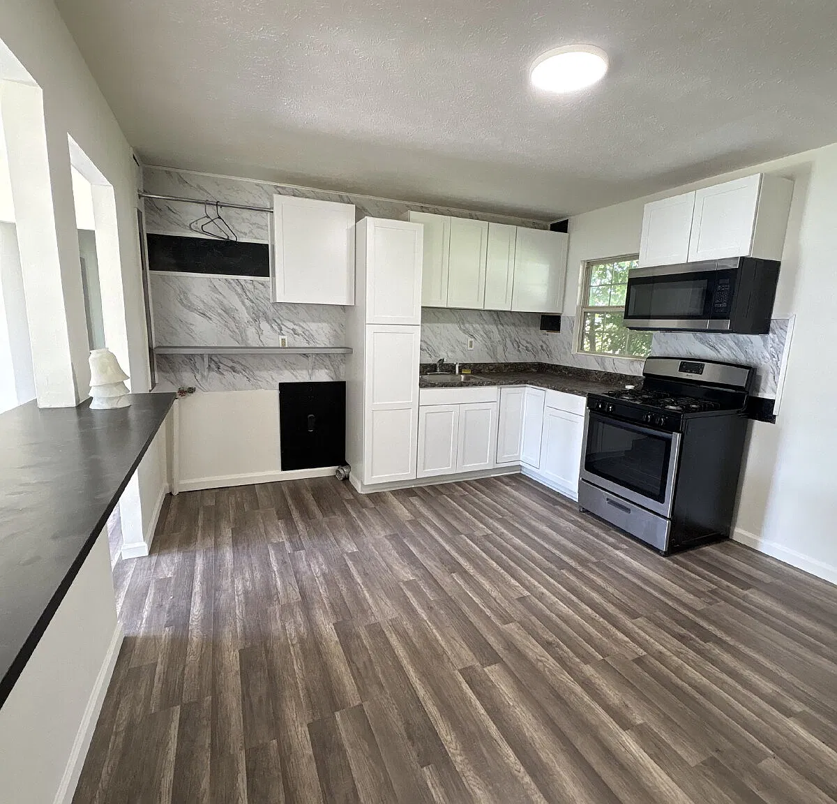 3 bed, 1.0 bath, 860 sqft, $1,400 — Photo 3