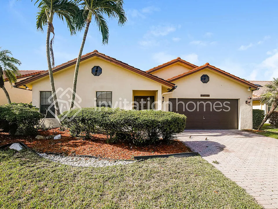 7045 Golf Pointe Cir
