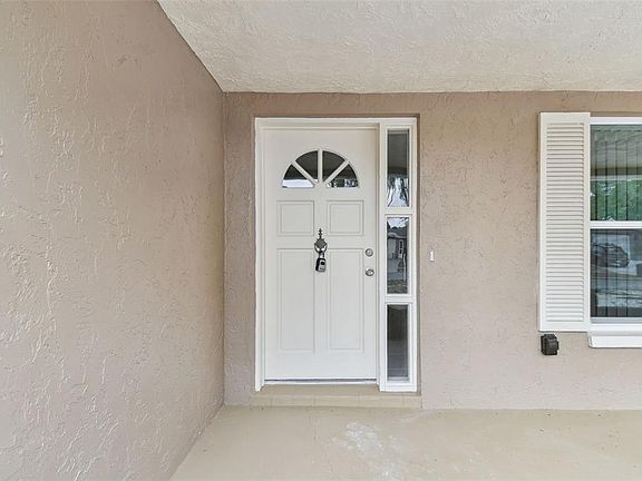 5th image of 4541 Daphne St