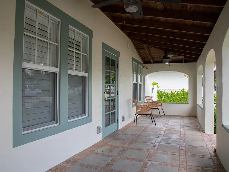 506 N Lakeside Dr — Photo 2