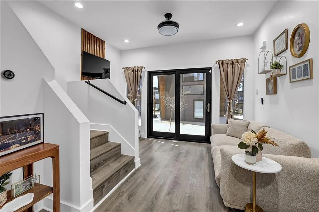 1 bed, 1.0 bath, 676 sqft, $2,900 — Photo 2
