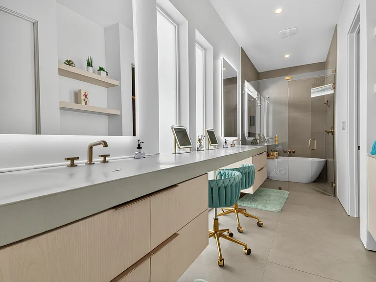 2503 Conklin St — Photo 3