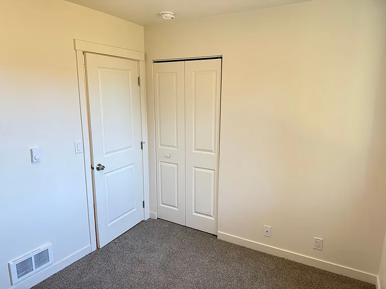 1246 Hughes St — Photo 17