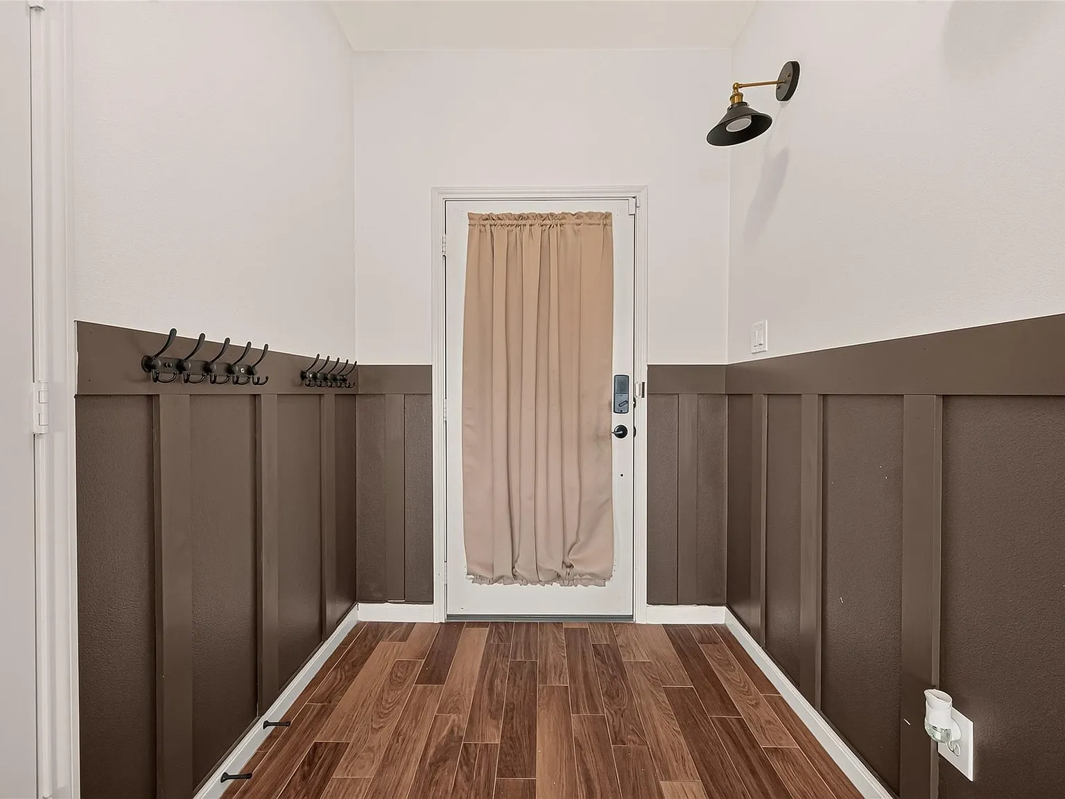 4 bed, 2.0 bath, 2099 sqft, $2,800 — Photo 4
