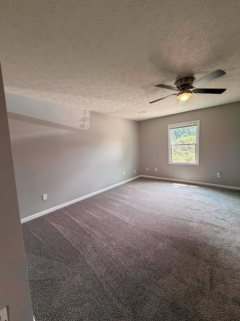 225 Tulip Dr - 225 Tulip 1 — Photo 2