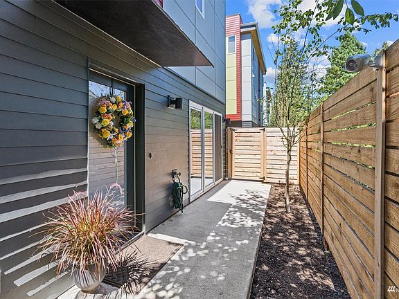 Front Patio & Slider. Full fenced yard.>