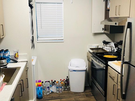 Kitchen (mess not included)