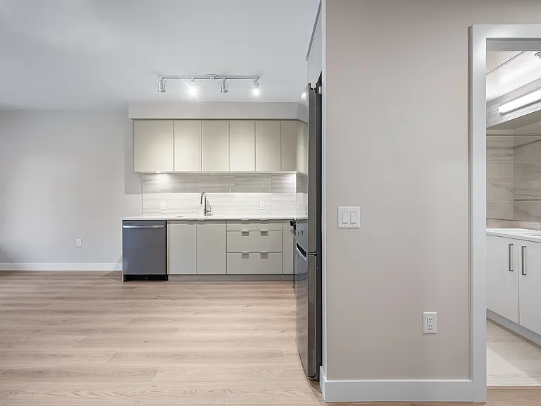 641 Claremont St — Photo 16