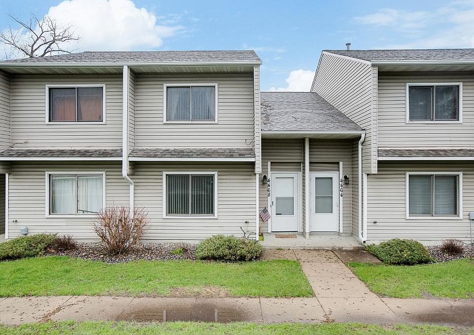 Cute & very clean town home in great Savage neighborhood.