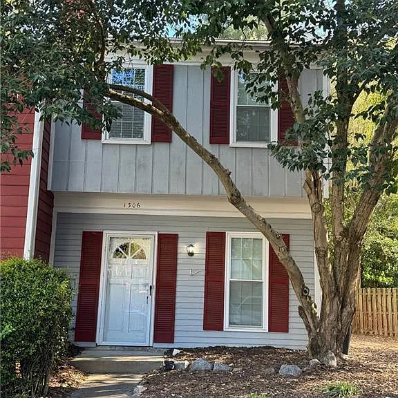 1306 Wedgewood Ct — Photo 1
