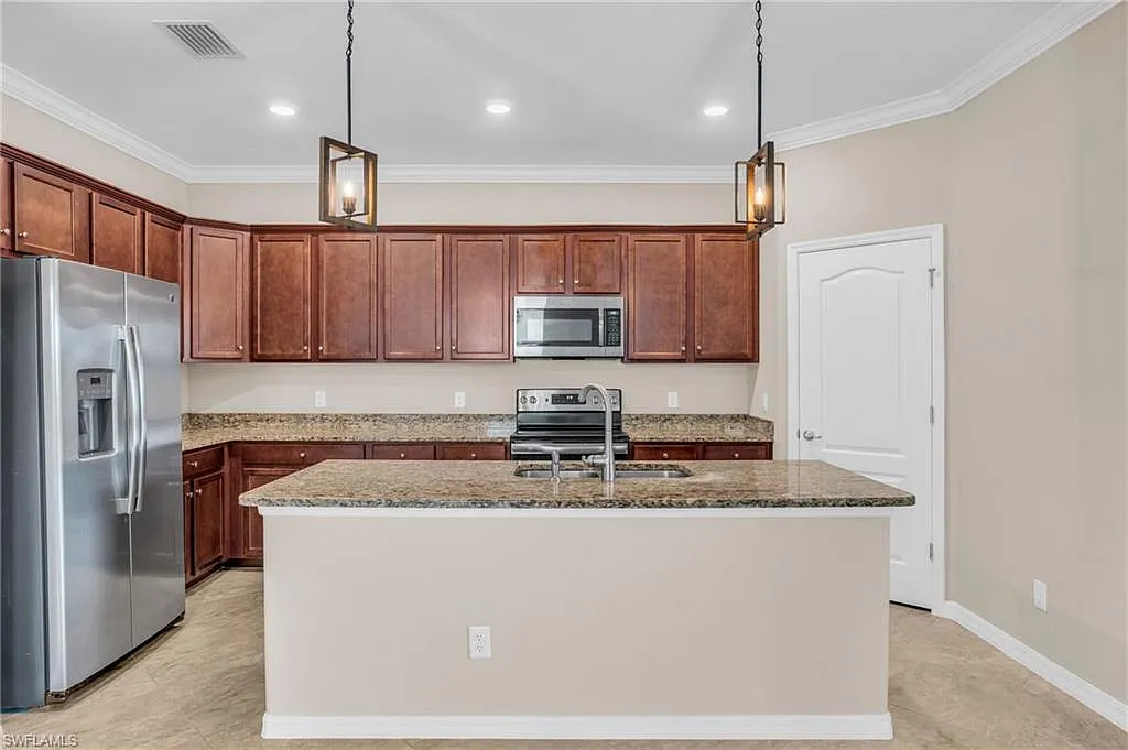 4 bed, 3.0 bath, 2006 sqft, $2,950 — Photo 2
