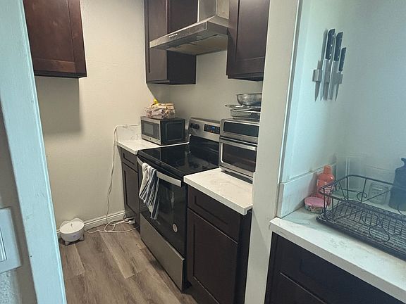 4th image of 2772 W Bridgeport Ave