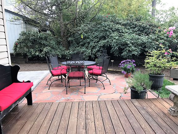 Dining w/area 4 kitchen/BBQ