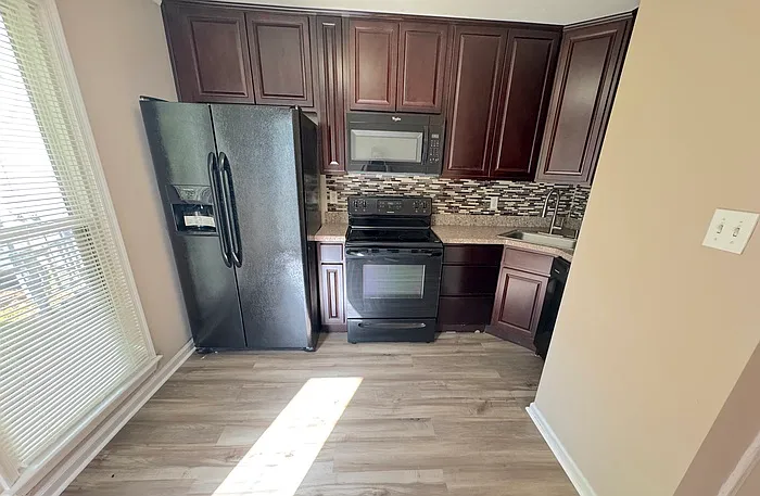 915 Green St #915 — Photo 6