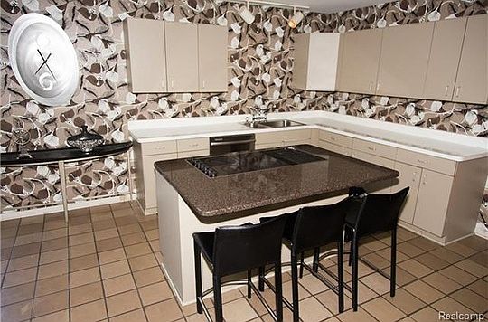 5th image of 7461 Pebble Ln #1