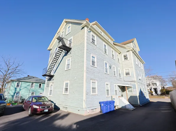 327 High St APT 3R, Bristol, RI 02809