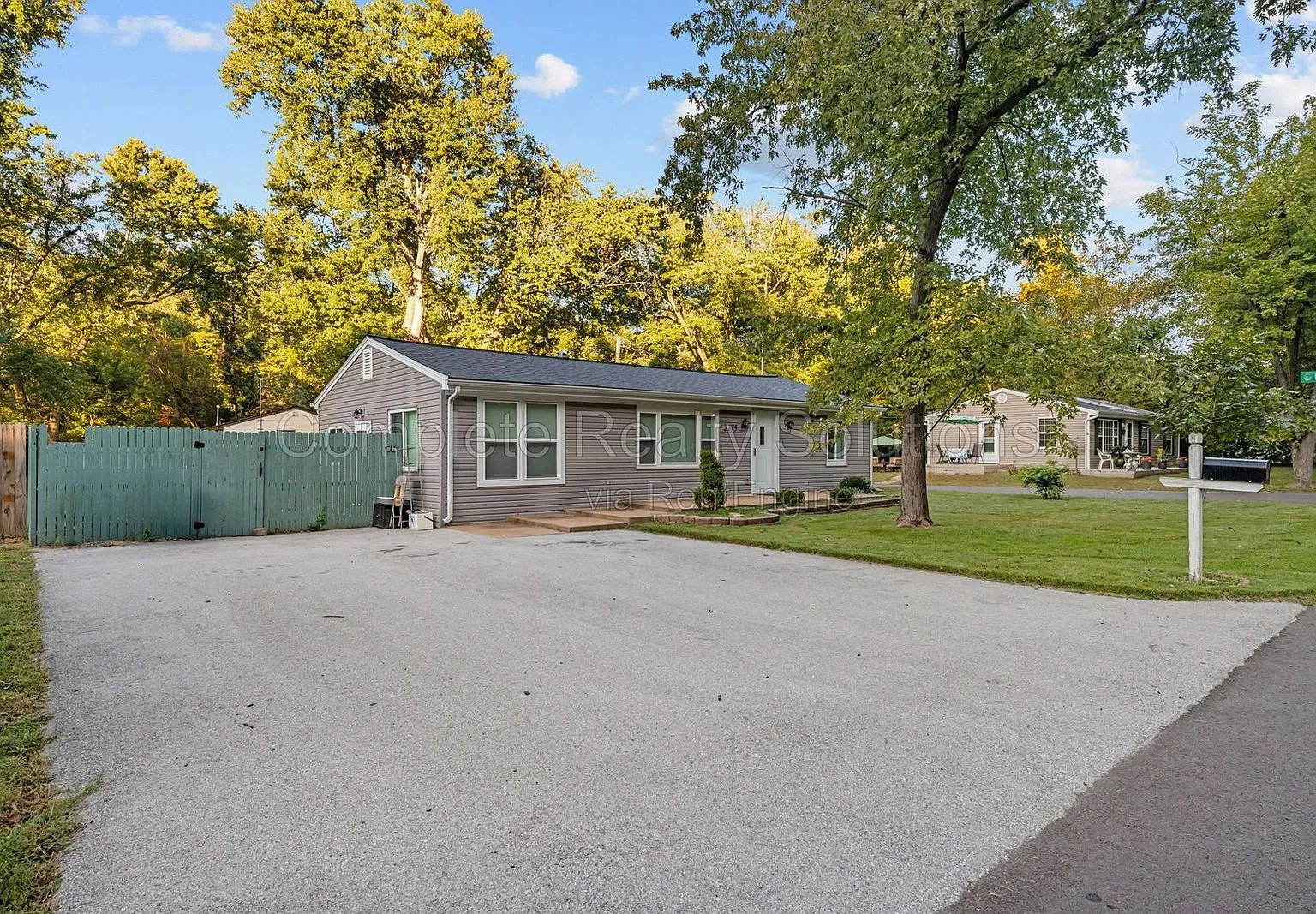 3 bed, 1.0 bath, 950 sqft, $1,800 — Photo 2