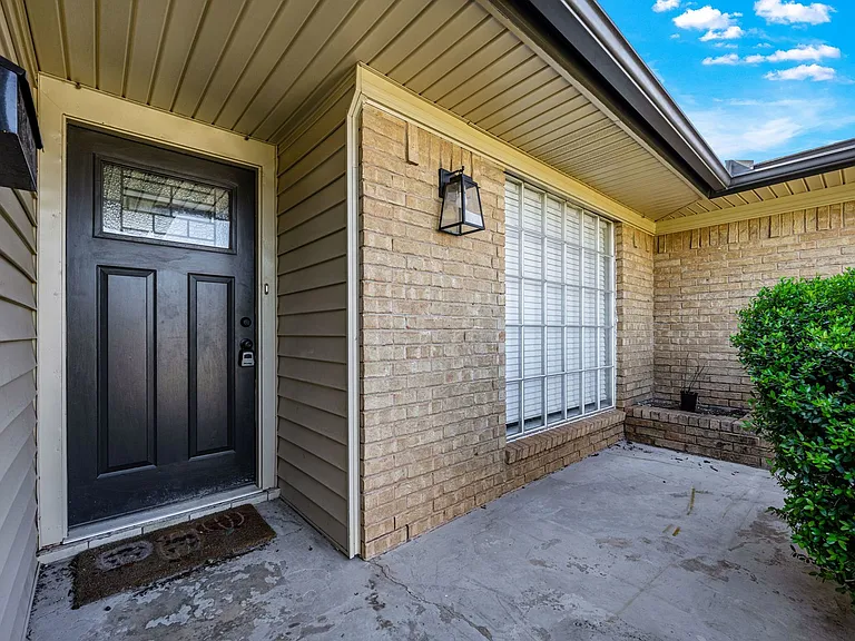 6943 NW Eisenhower Dr — Photo 4