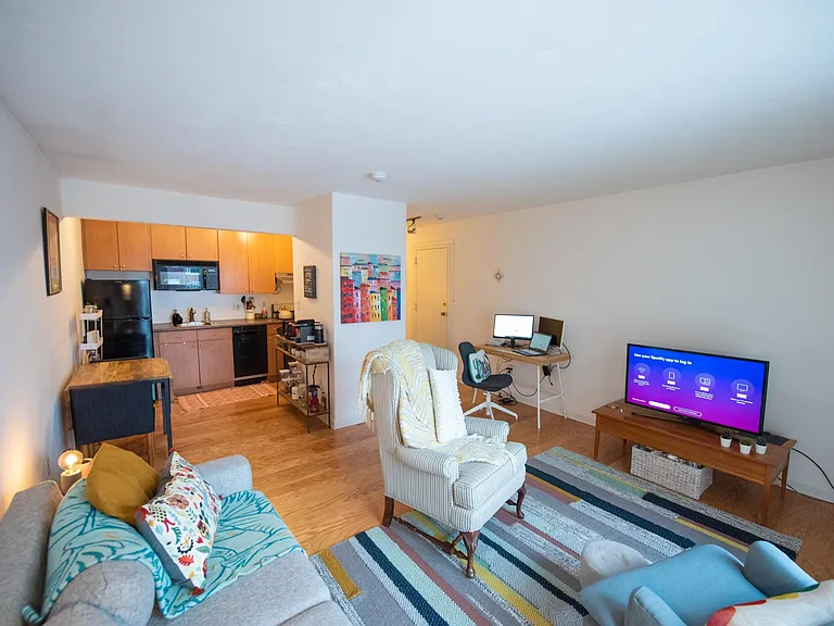 175 Pine St #2L — Photo 2