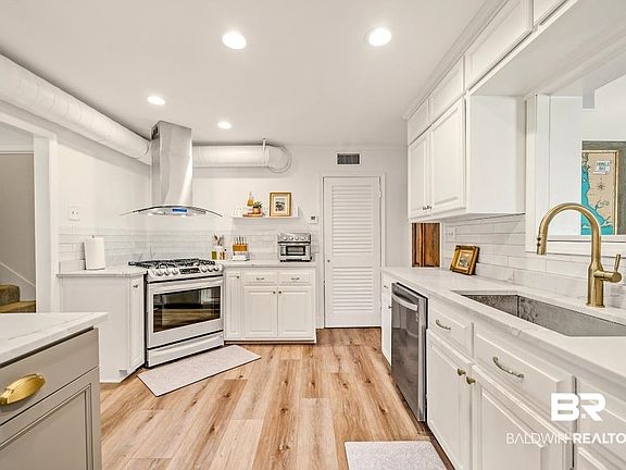 3rd image of 604 College Ave