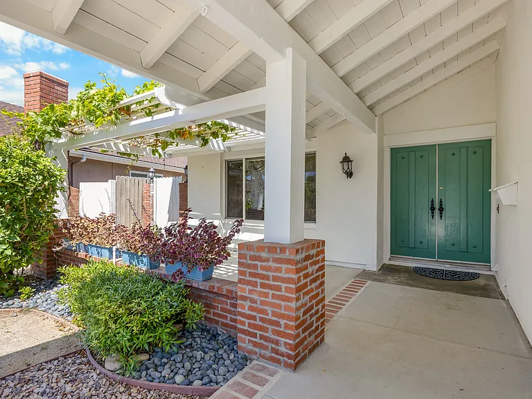 5892 Oak Meadow Dr — Photo 2