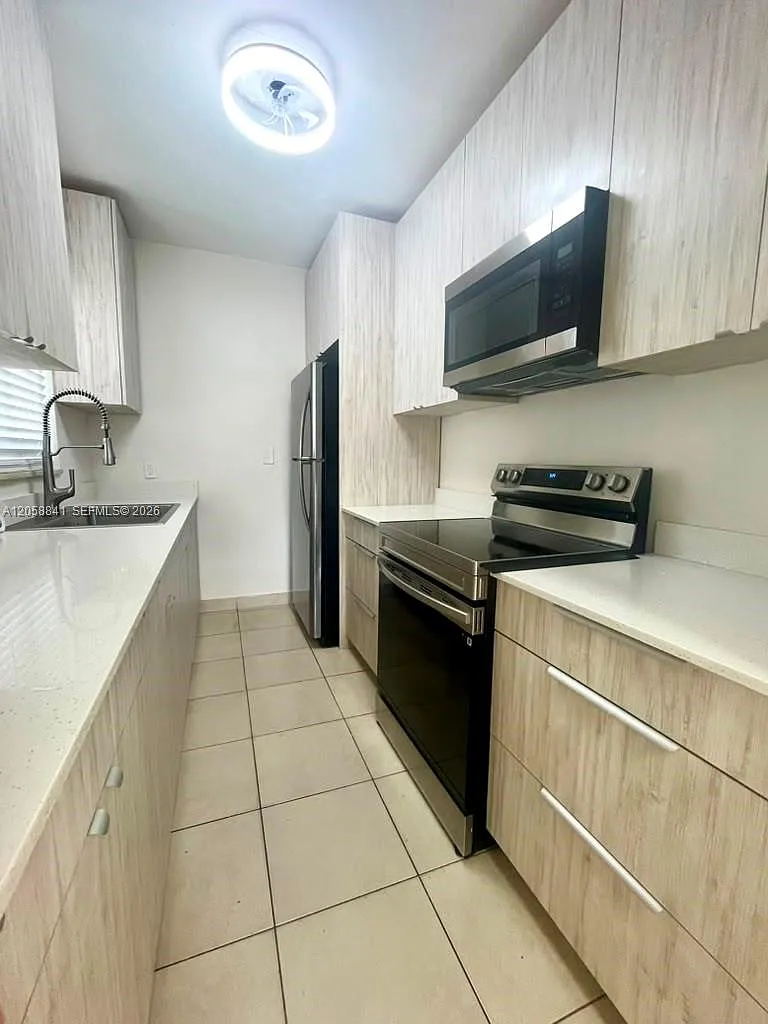 3 bed, 1.0 bath, 1316 sqft, $2,895 — Photo 2