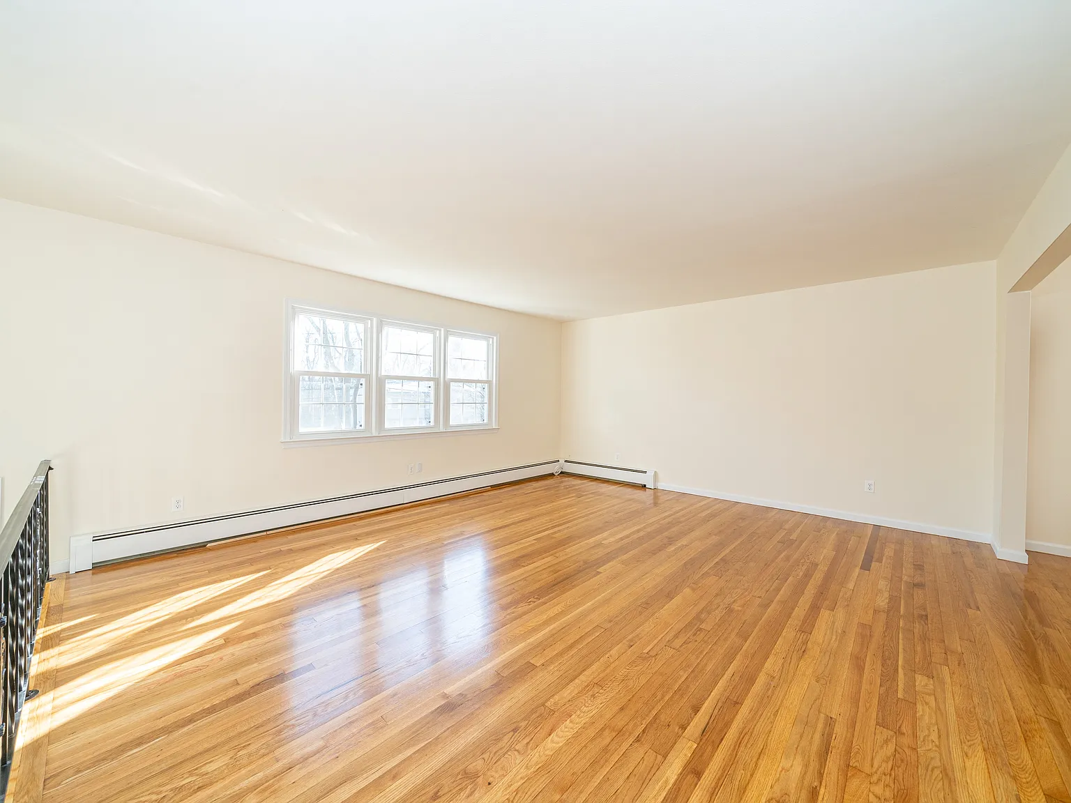 4 bed, 2390 sqft, $4,975 — Photo 4
