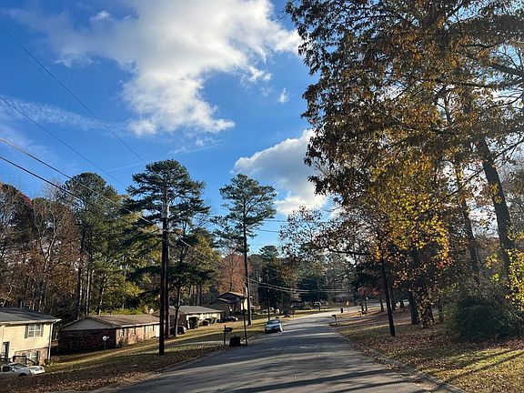5th image of 2233 Seven Oaks Cir