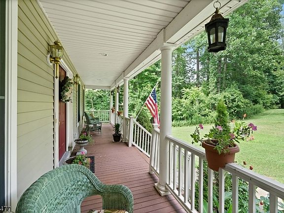4th image of 20 Jenny Ln