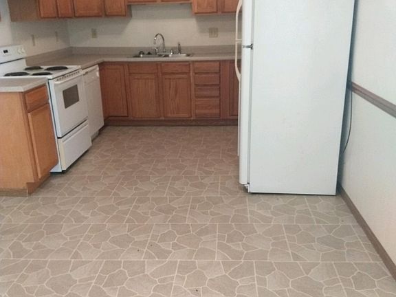LARGE KITCHEN WITH APPLIANCES