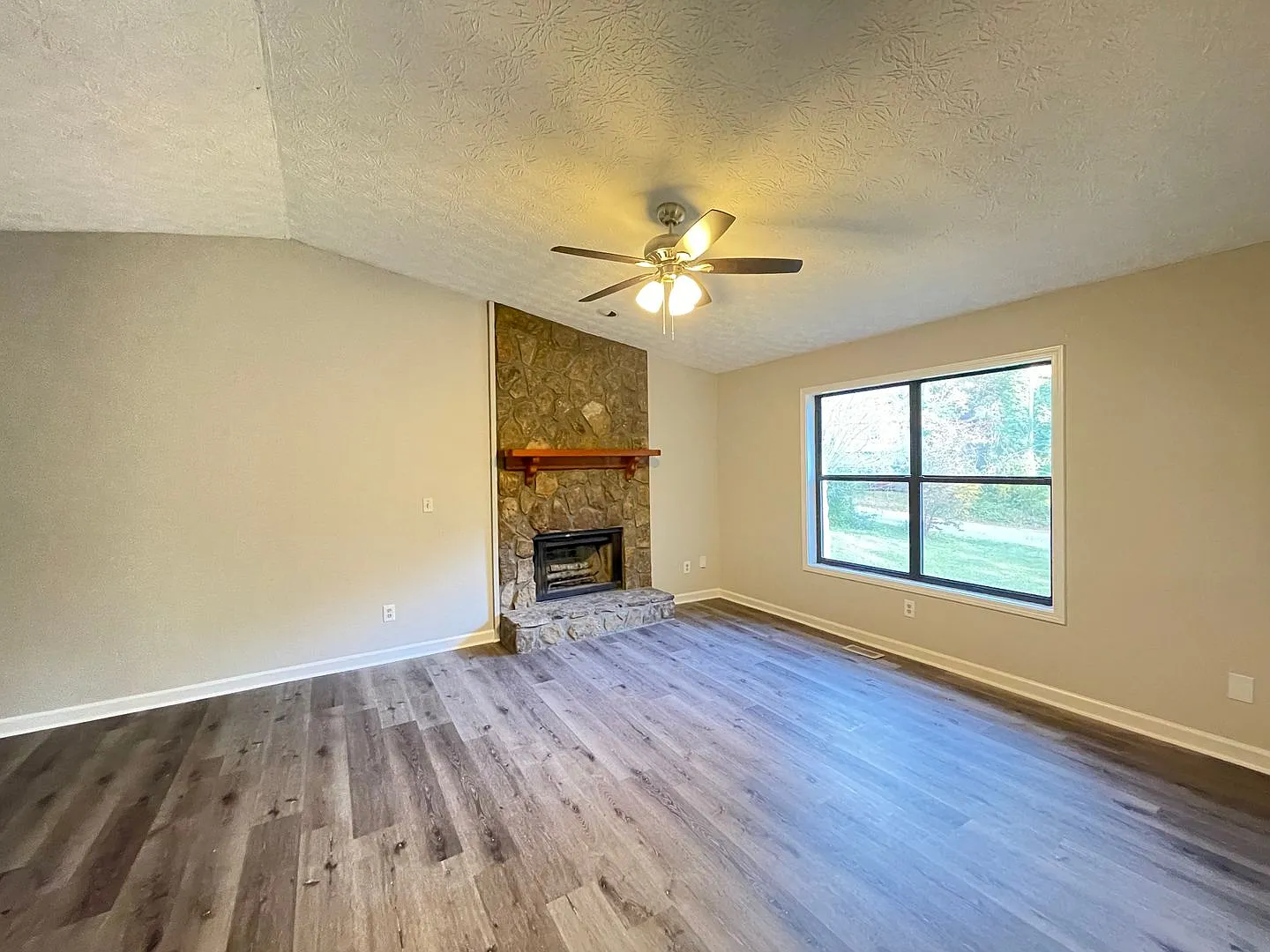 Updated 4 bedroom 2 bath home near in Dallas! — Photo 4