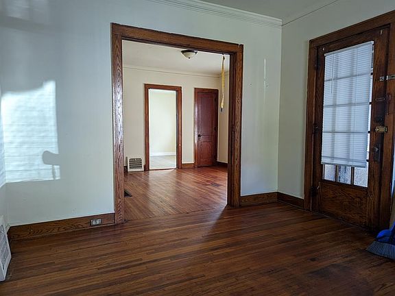 3rd image of 207 Austin Ln