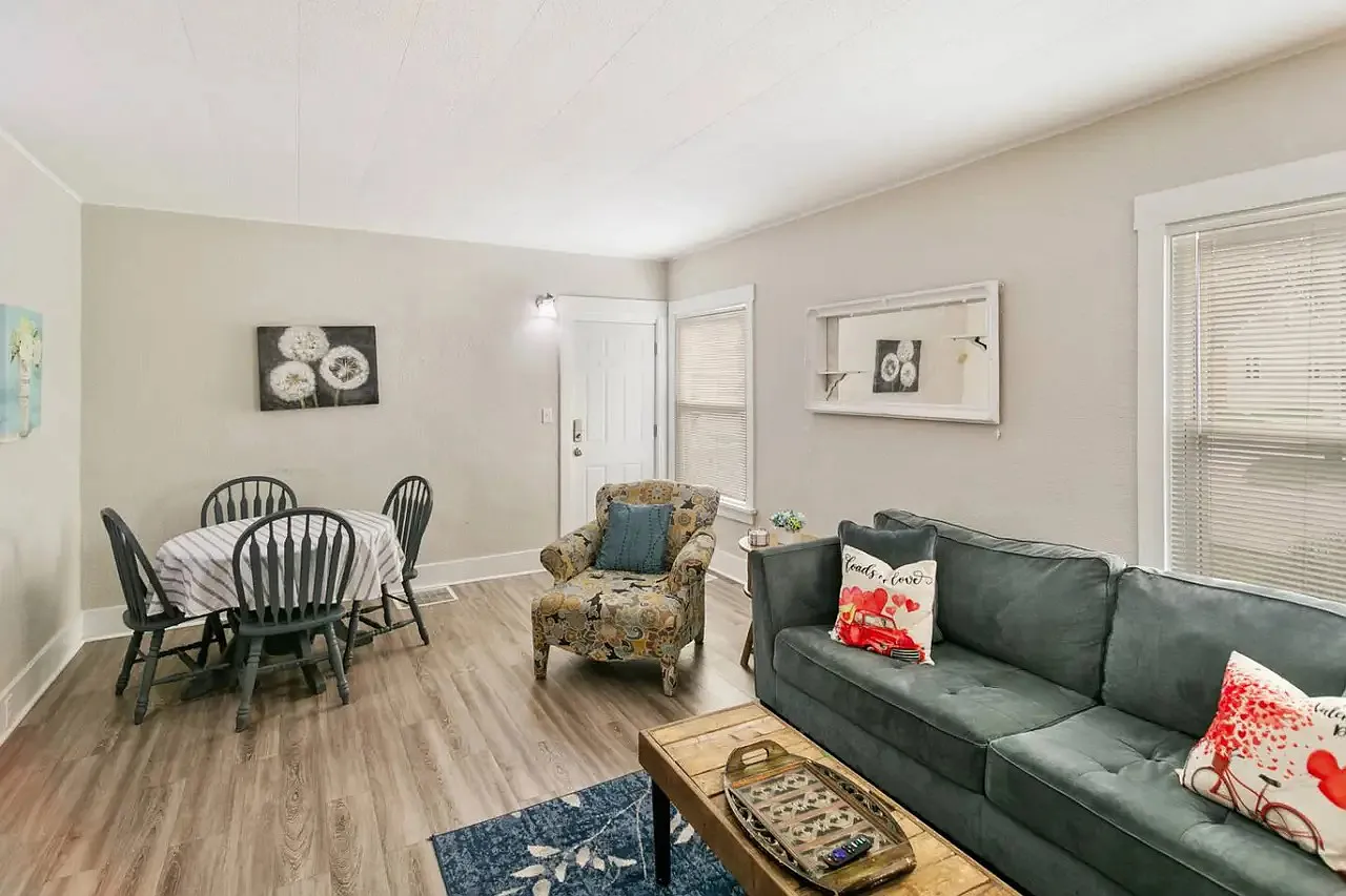 2 bed, 900 sqft, $2,700 — Photo 2