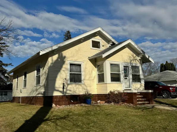 612 11th St, Spirit Lake, IA 51360
