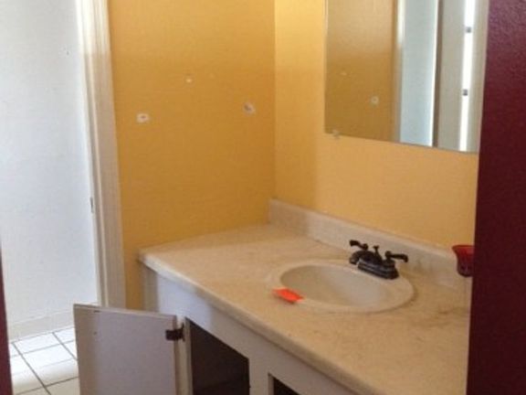 5th image of 944 Halstead St