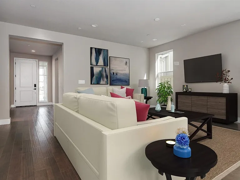 906 Woodbury Ln — Photo 4