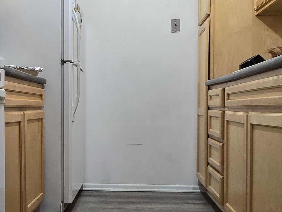 1st image of 271 Shorewood Dr APT 1C