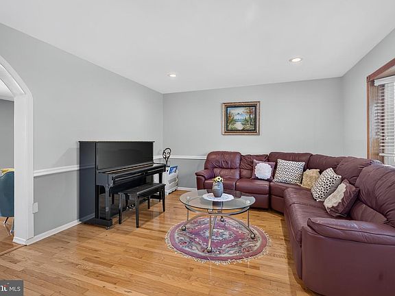 4th image of 1071 Plowshare Rd