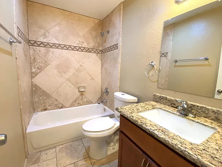 La Paloma Apartments — Photo 12